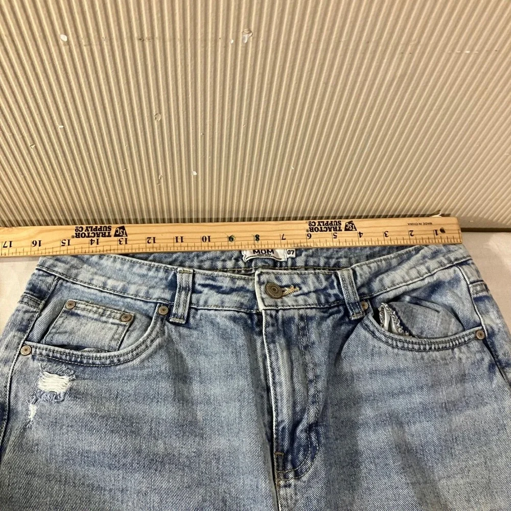 Refuge Denim High Rise Mom Jeans Size 7 Light Wash Ripped Distressed 56-406 MED
